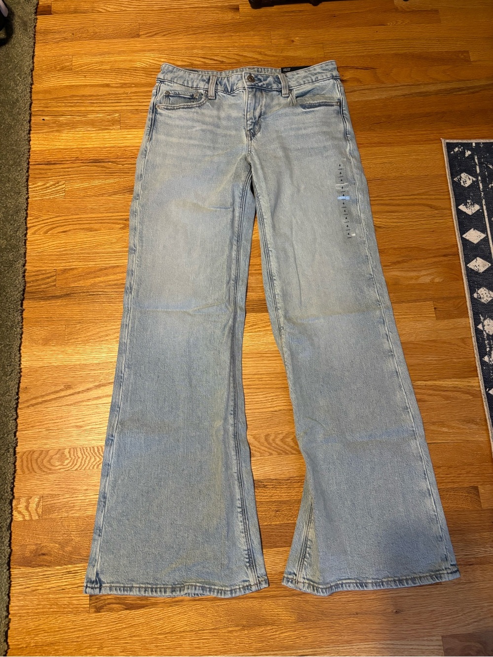 NWT American Eagle low rise stretch flared jeans size 4L crystal ice wash